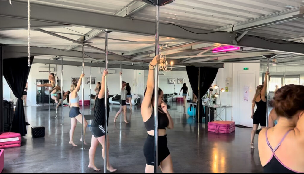 Photo cours de Pole dance d'Emilie de Milie Dance, professeur et formatrice de futurs professeurs de pole dance