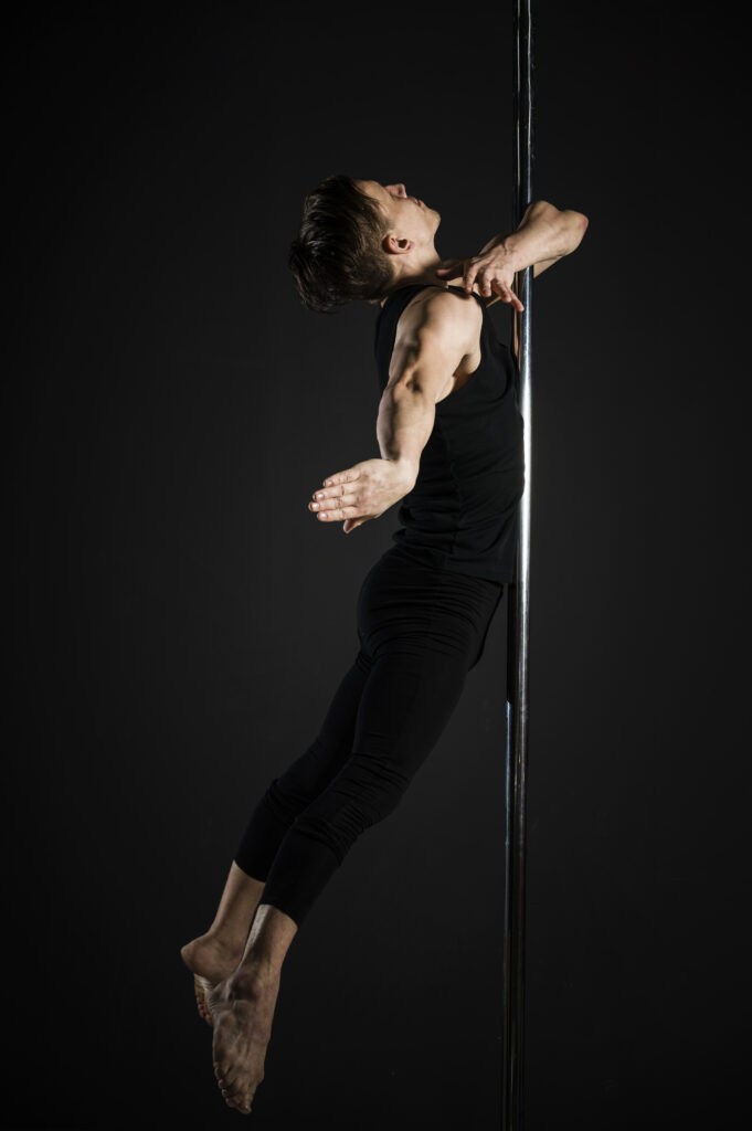 Photo cours de Pole dance d'Emilie de Milie Dance, professeur et formatrice de futurs professeurs de pole dance