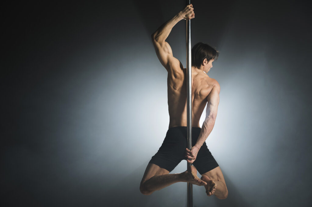 Photo cours de Pole dance d'Emilie de Milie Dance, professeur et formatrice de futurs professeurs de pole dance